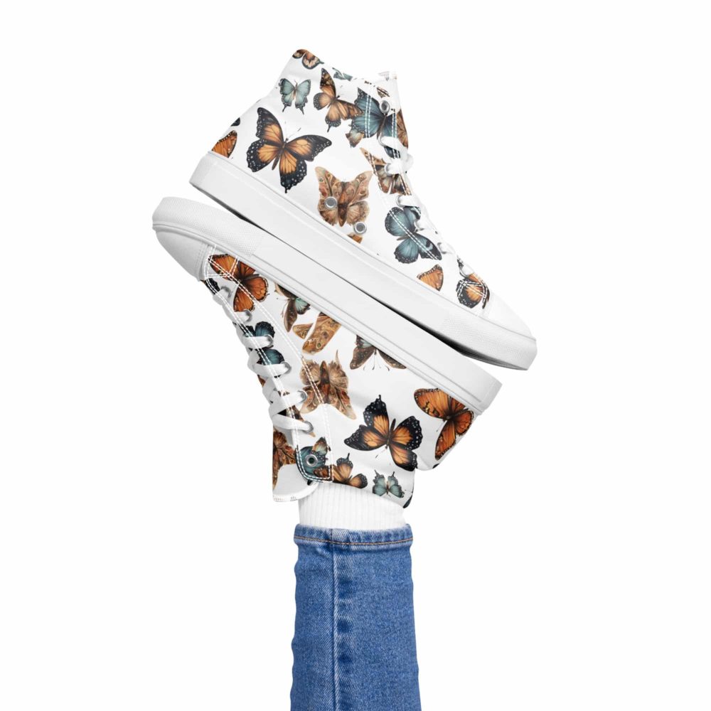 <strong>Dieses Design gibt es exklusiv nur hier im Onlineshop von Frau Hippe!</strong> - Dieses Design gibt es exklusiv nur hier im Onlineshop von Frau Hippe! - High Top Canvas - Baldegunde Butterfly